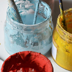 Exemple de petit pot de peinture utilisé par l'entreprise de peinture SARL DEBOEUF