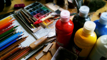 Exemple de plan de travail avec des peintures et des crayons utilisés par l'entreprise de peinture SARL DEBOEUF