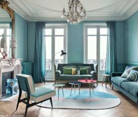 salon royauté très lumineux avec des murs peints en bleu
