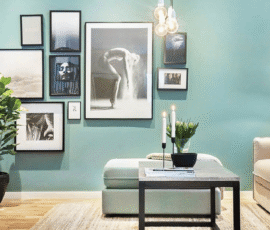 Salon très lumineux avec des murs en bleu